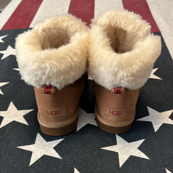 Ugg boots in good condition. Only used a handful of times. - Picture 3 of 5